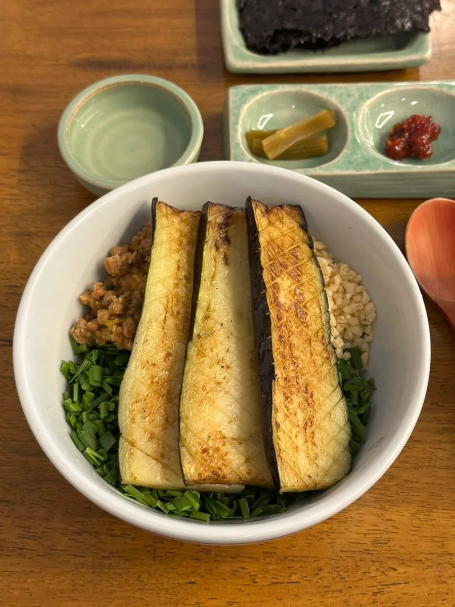 Bowl of mackerel gondre rice after mixing