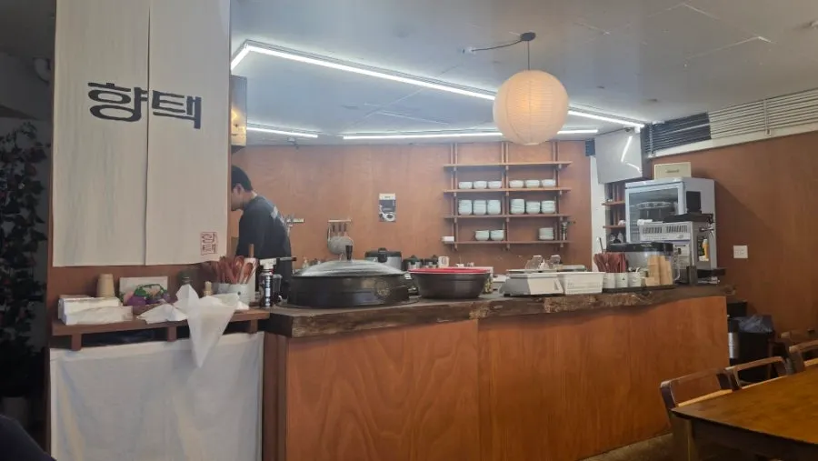 Open kitchen inside Hyangtaek Daebong Branch