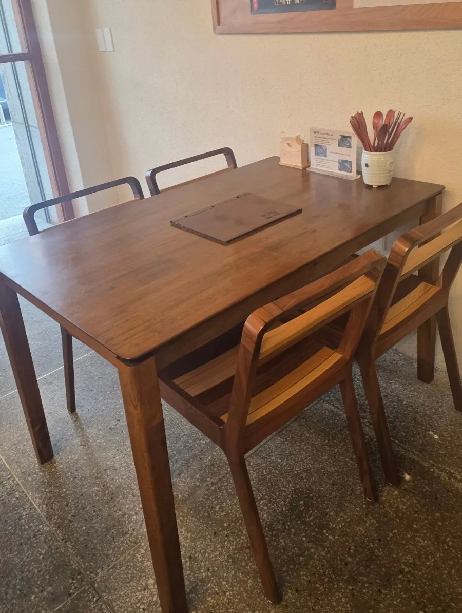 Seating for two and four in the restaurant