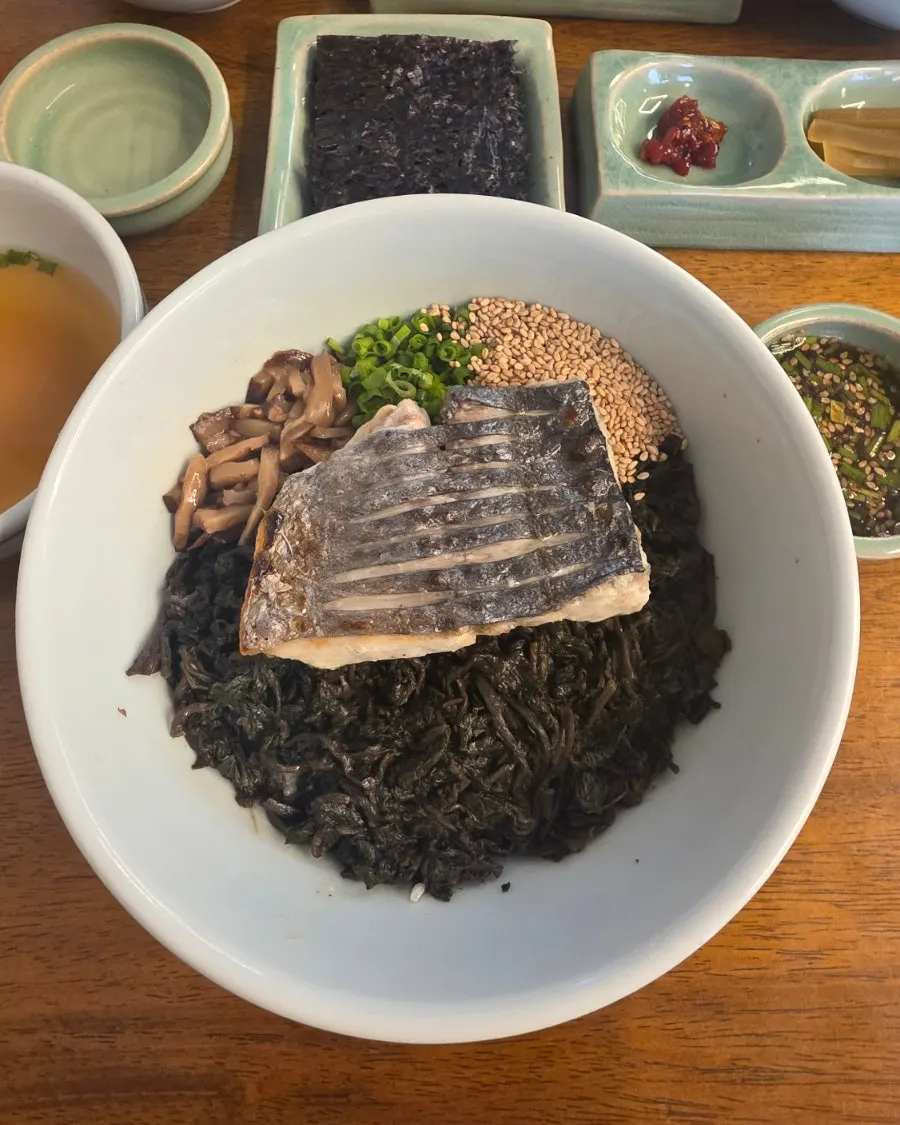 Grilled mackerel on top of gondre rice