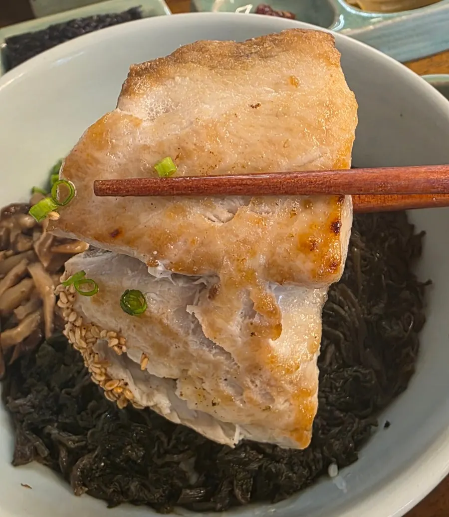 Thick mackerel flesh lifted with chopsticks