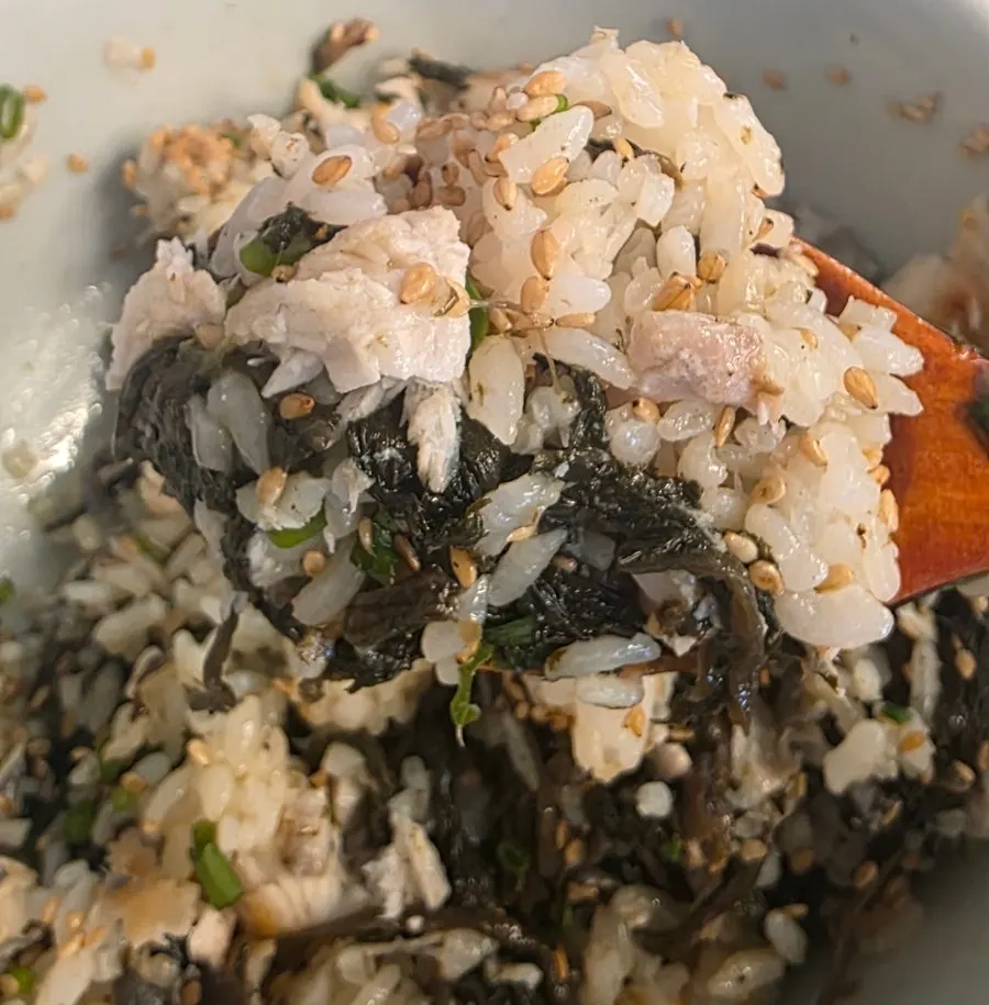 Mixed mackerel gondre rice topped with sesame seeds