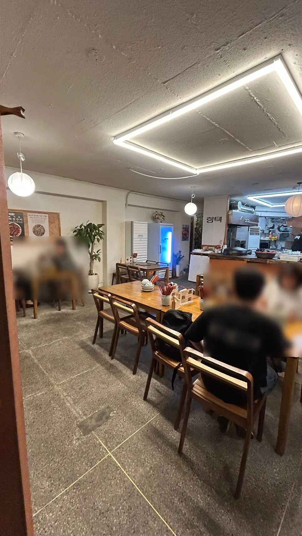2~4인석이 놓인 향택 대봉점 홀