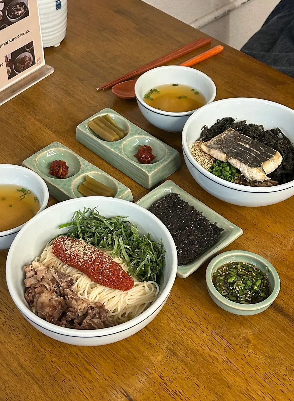 삼치곤드레밥과 청어알비빔면이 함께 놓인 상