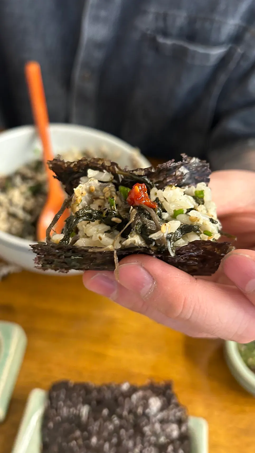 곱창김에 밥과 비빔젓갈을 올린 한 쌈