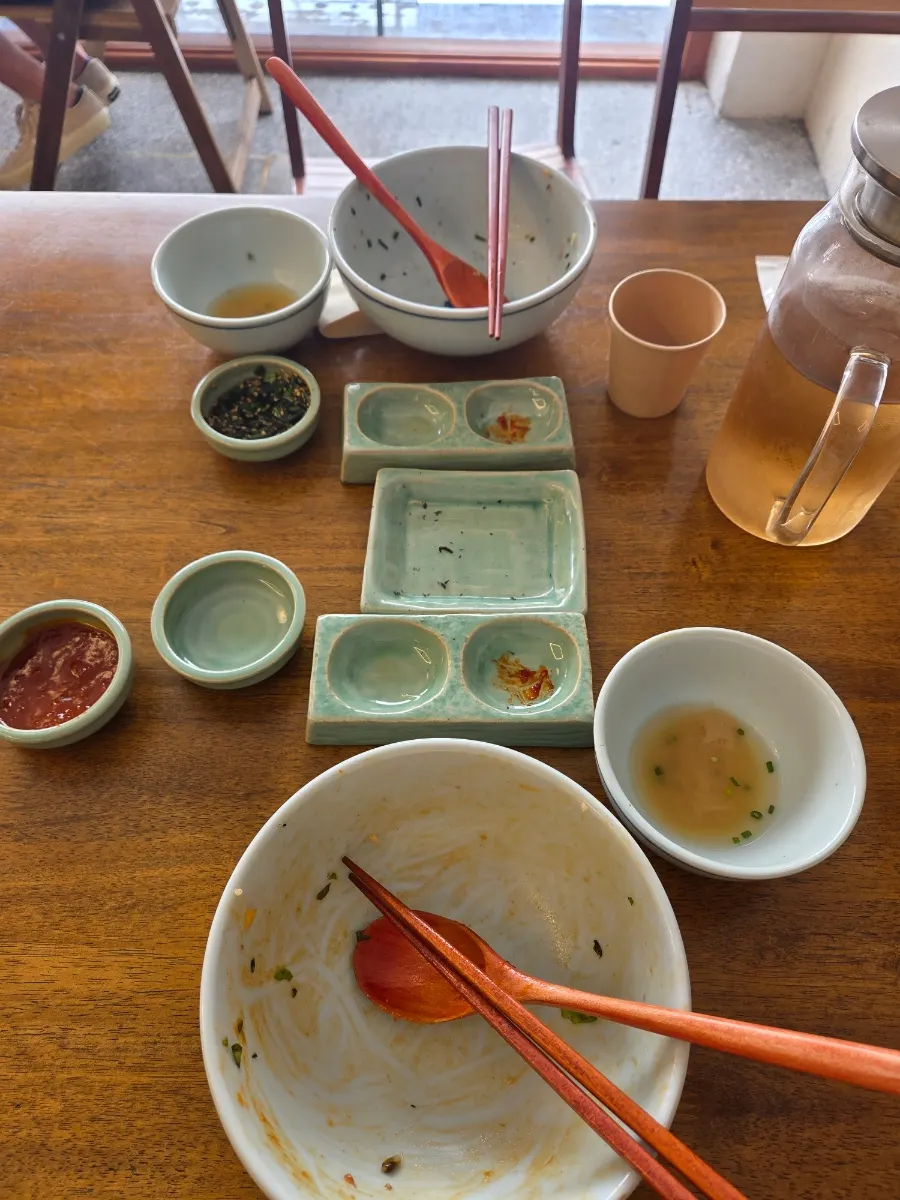 きれいに完食した丼とビビンバの器