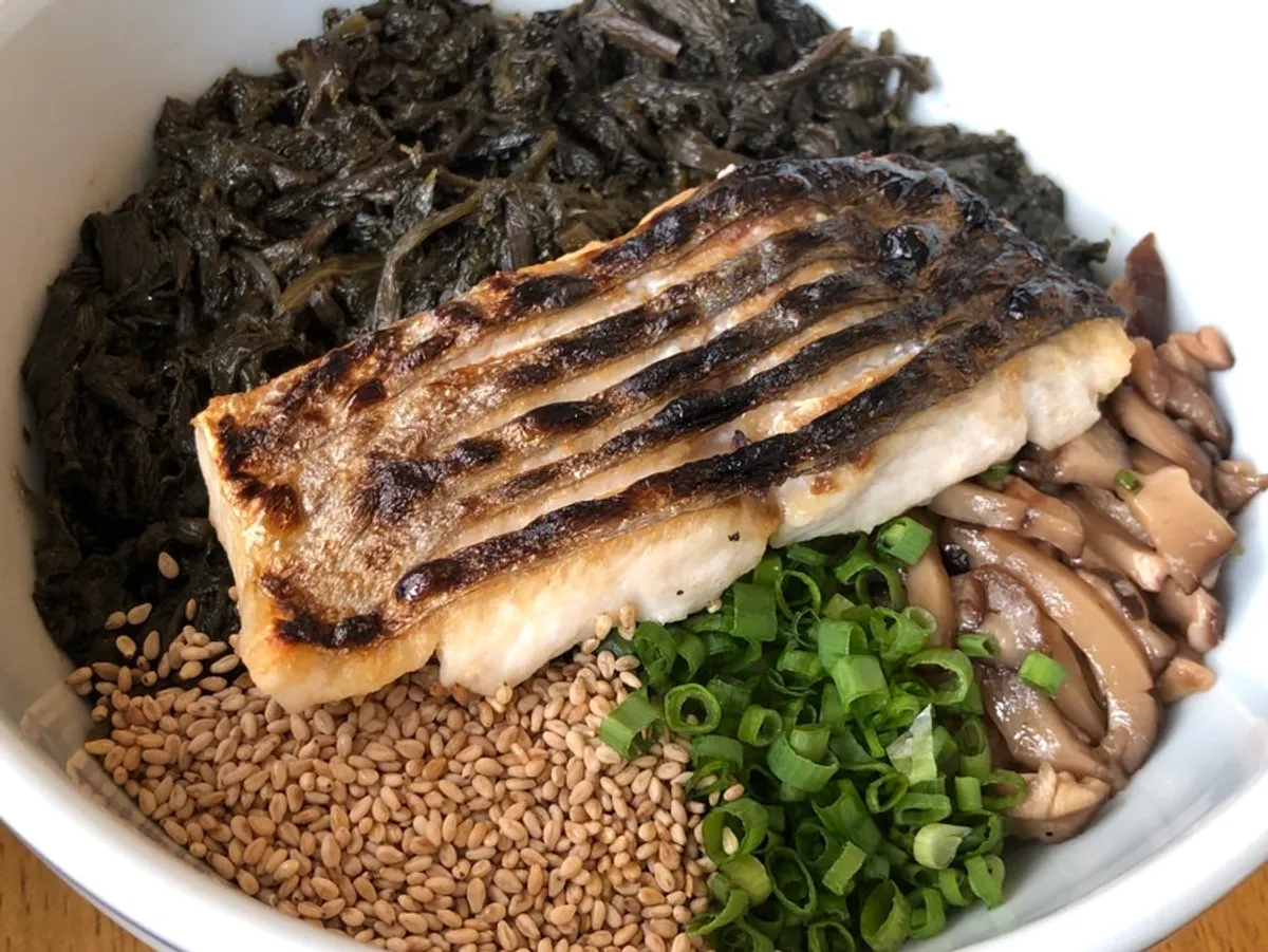 Full table setting with mackerel gondre rice at Hyangtaek Daebong Branch