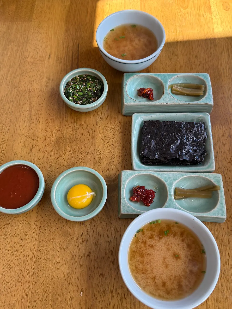 젓갈 궁채장아찌 돌김 미소된장국 반찬 상차림