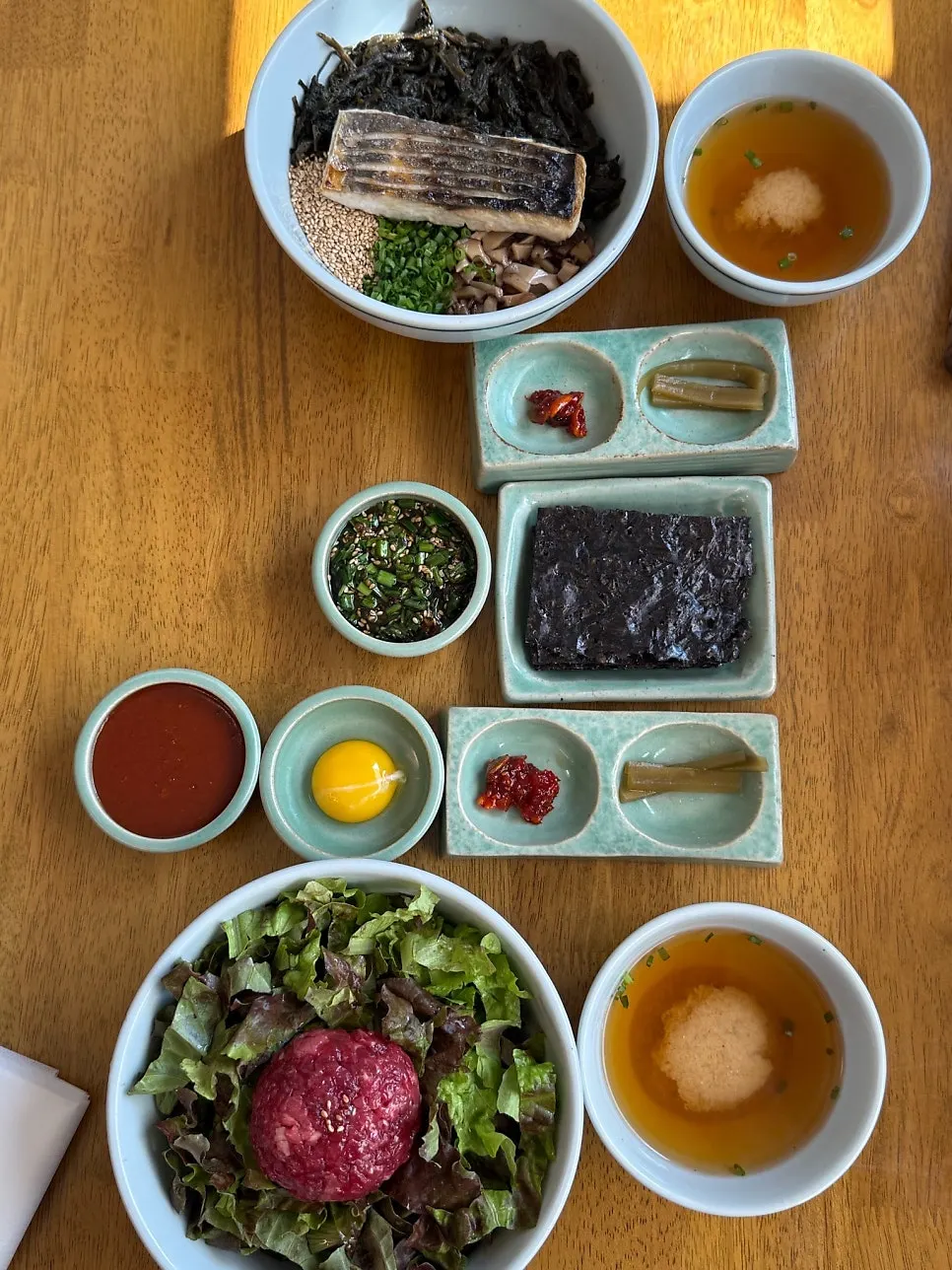 상에 차려진 밥과 반찬