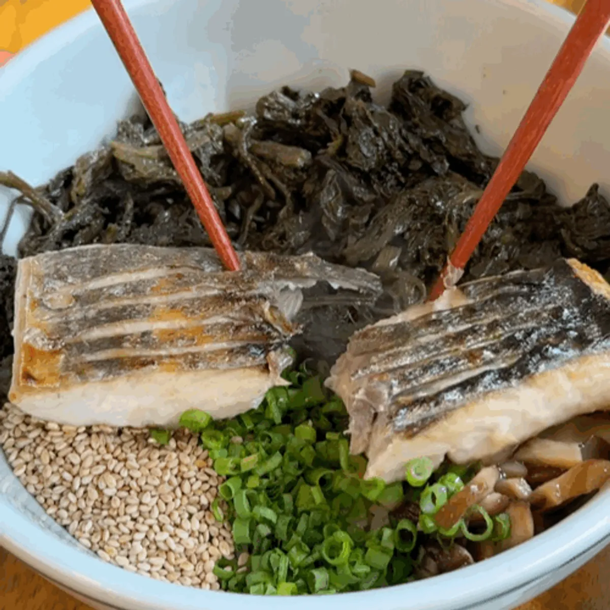 큼지막한 삼치가 올라간 삼치곤드레밥