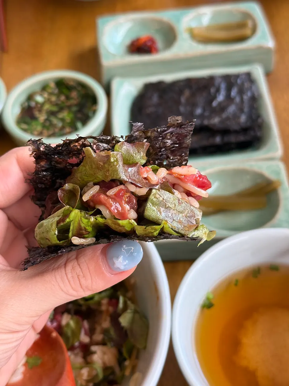 숟가락에 올린 육회비빔밥
