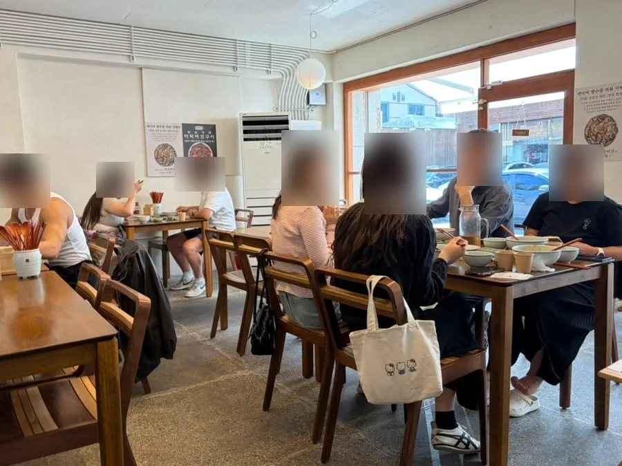 향택 대봉점 매장 내부 테이블