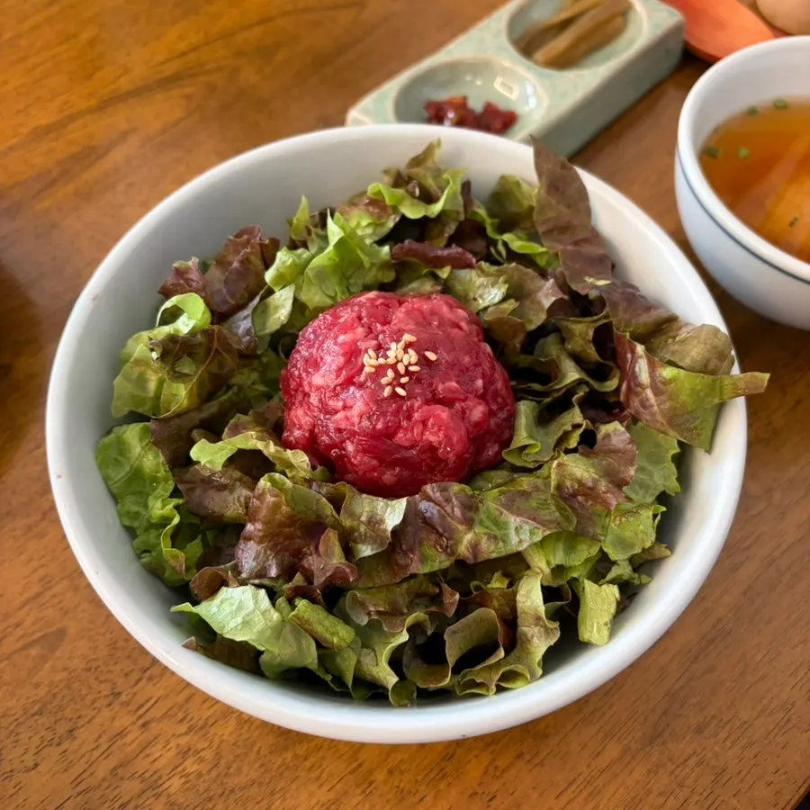 노른자 올린 육회비빔밥
