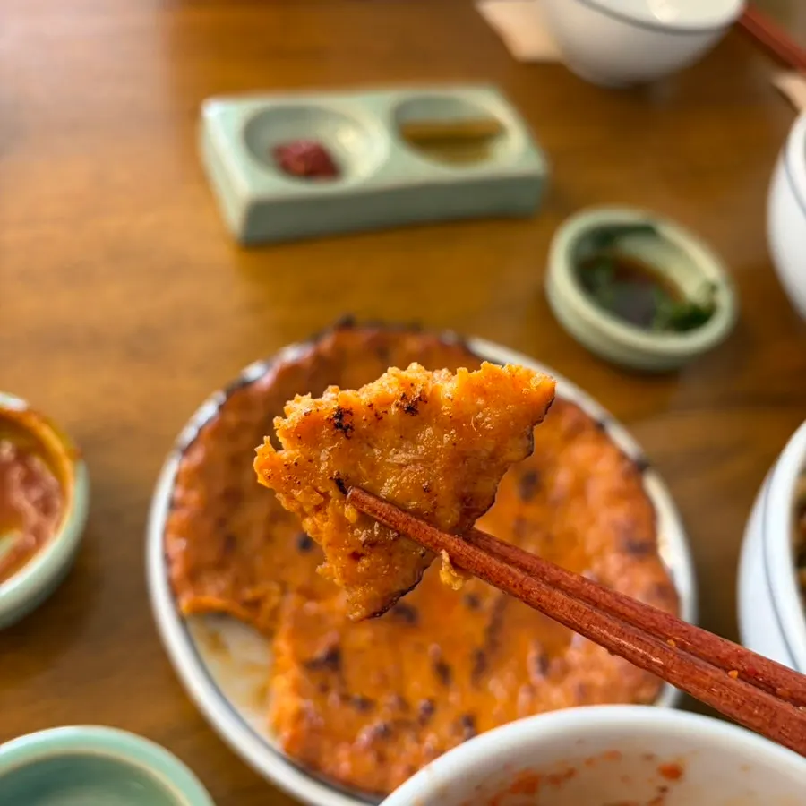 젓가락으로 가른 청송식 닭불고기