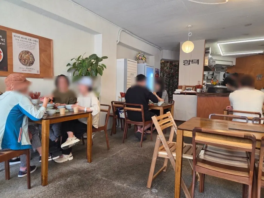통유리창으로 된 향택 대봉점 외관