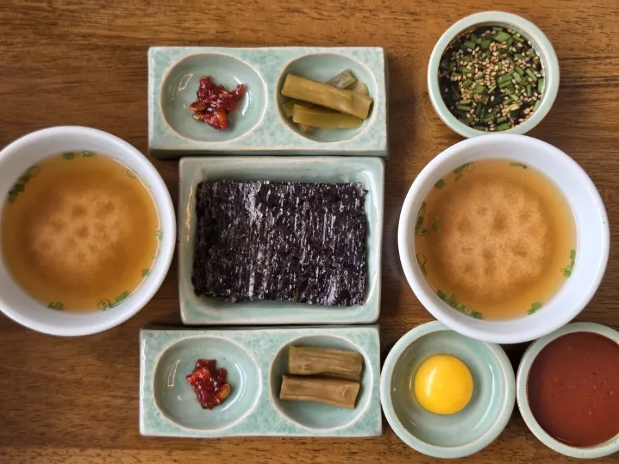 곱창김과 비빔젓갈이 포함된 기본 상차림