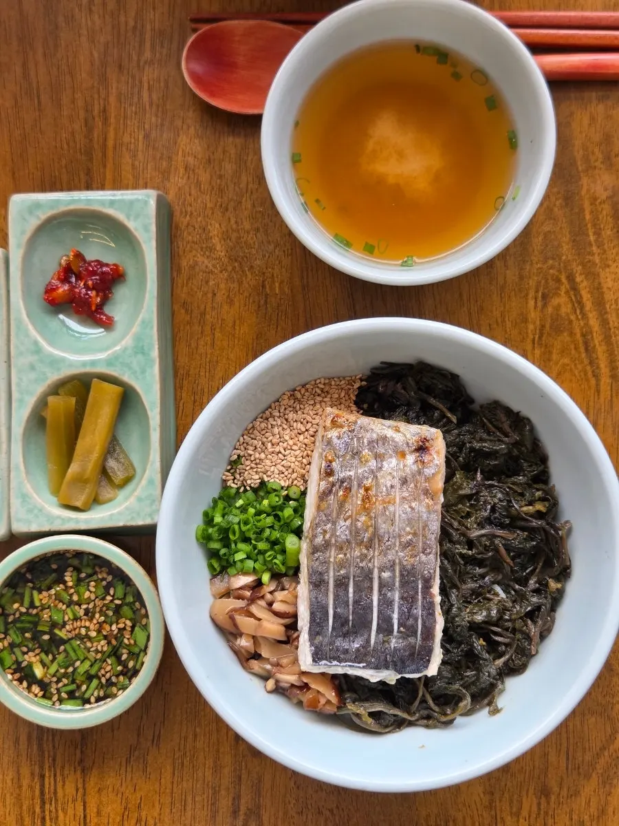삼치가 올라간 향택 대봉점 삼치곤드레밥