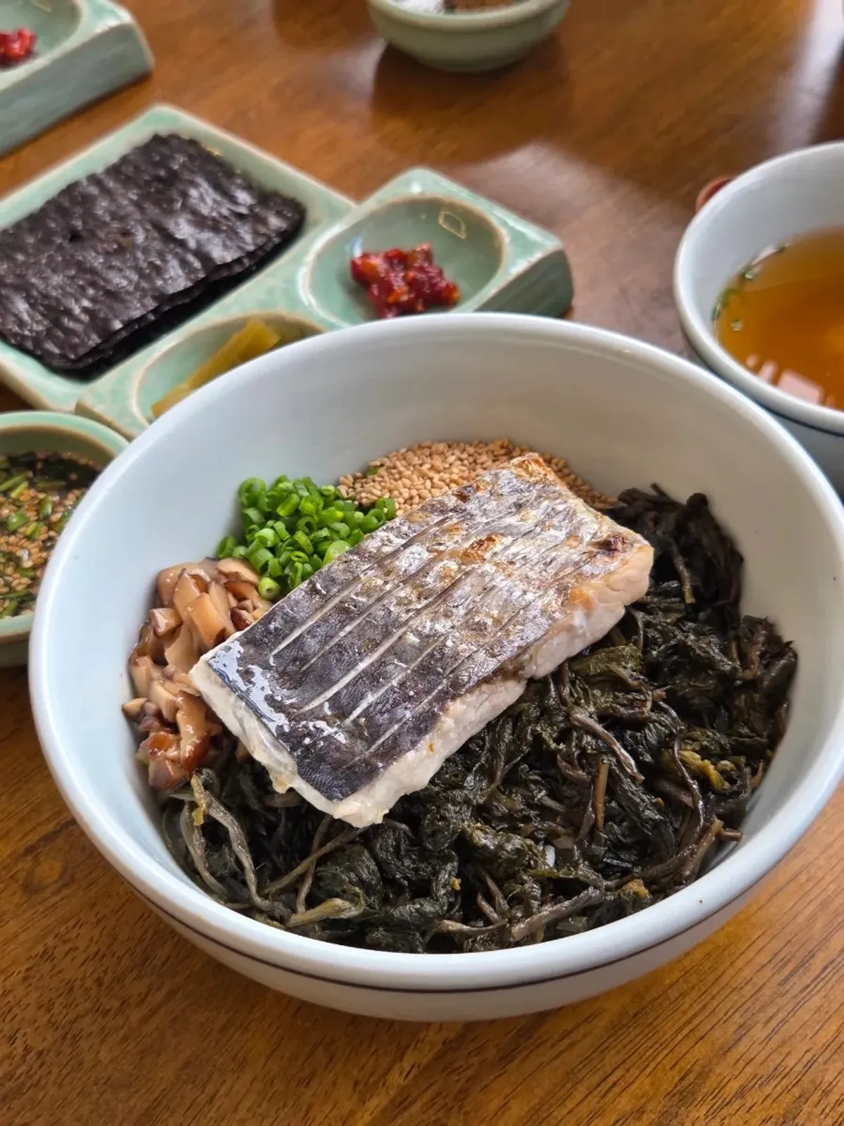 곱창김에 싸 먹는 삼치곤드레밥 한 입