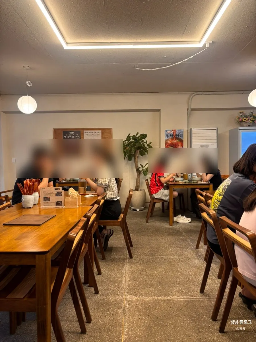 매장 앞 여름 한정메뉴 입간판