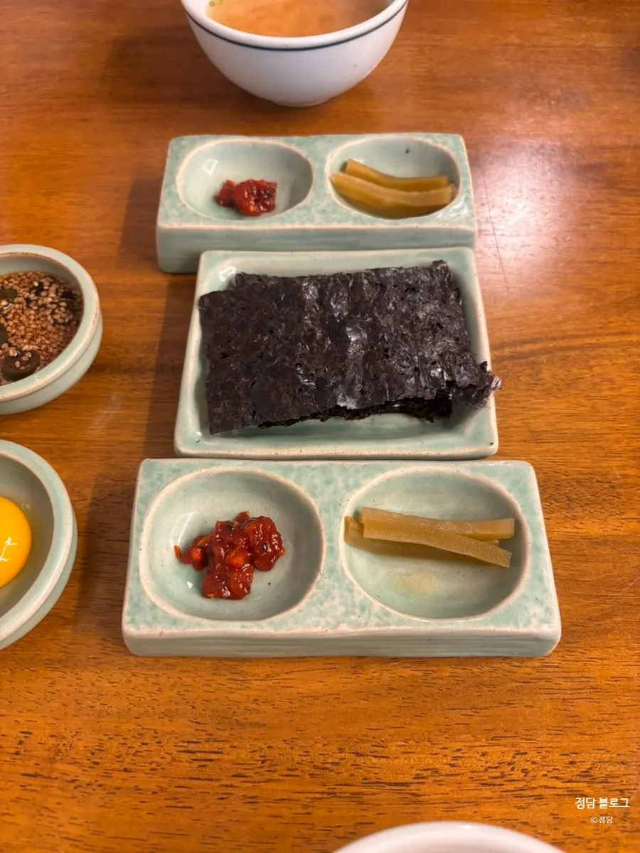 테이블 위 맛있게 먹는 법 안내문