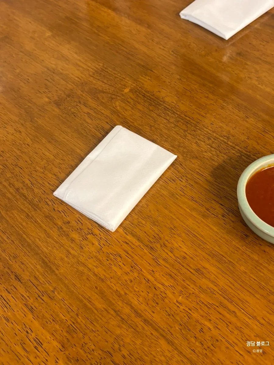 된장국과 김, 오징어젓갈, 궁채장아찌 기본찬