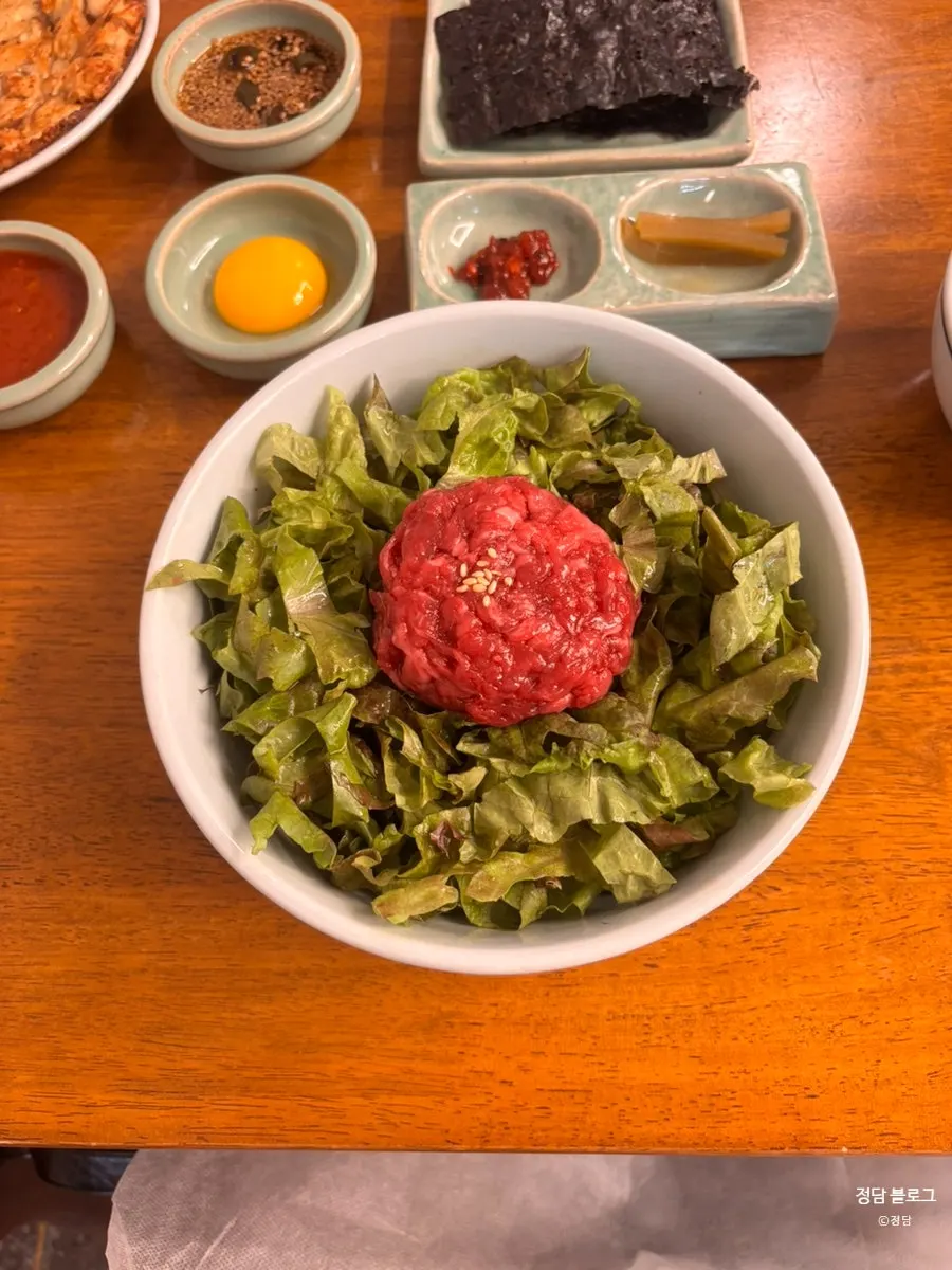육회비빔밥 한 상