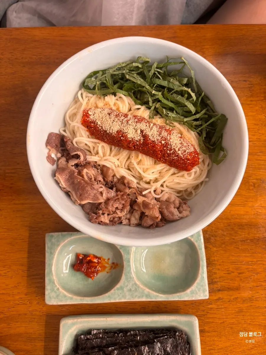 고기와 깻잎이 올라간 청어알비빔면