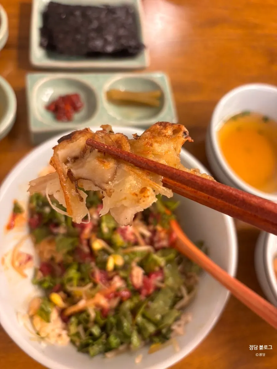 바삭하게 구워진 한판버섯 접시