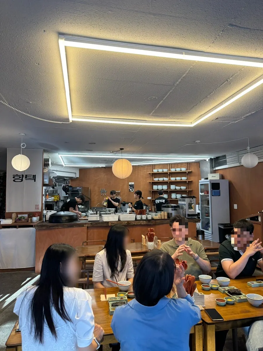 Seating and interior design at Hyangtaek Daebong Branch