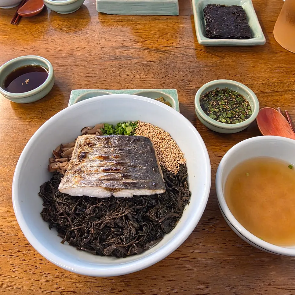 커다란 삼치가 올라간 삼치곤드레밥