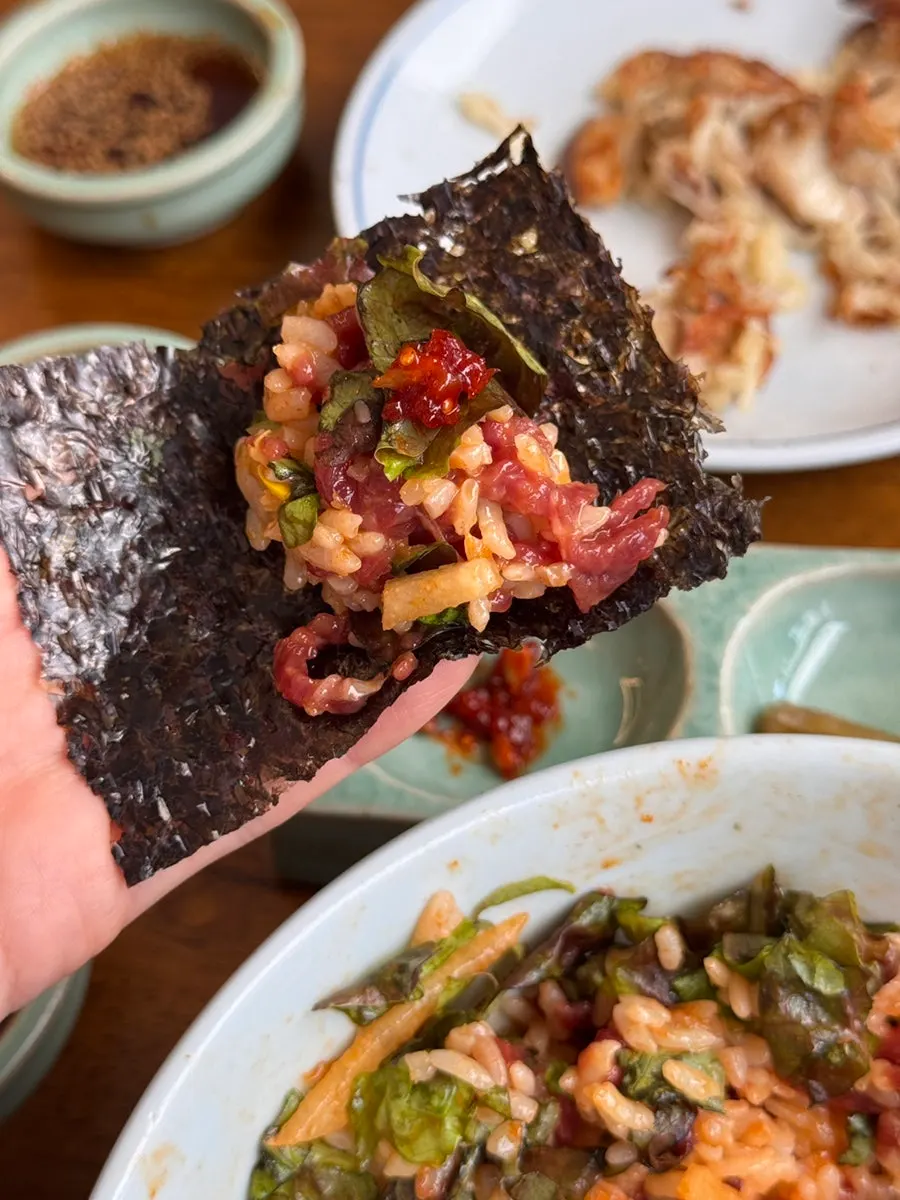 한 숟가락 뜬 육회비빔밥 클로즈업