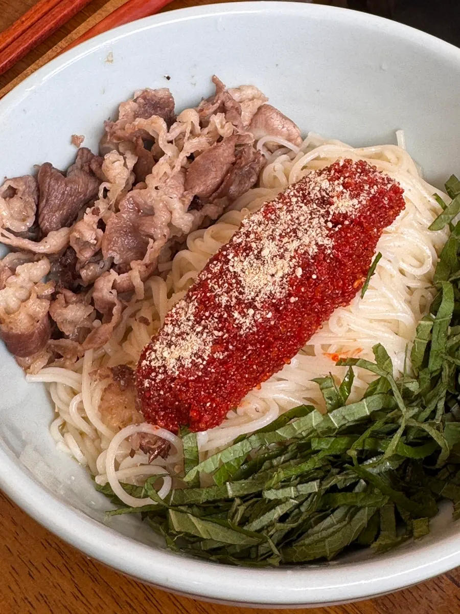 우삼겹과 깻잎이 올라간 청어알비빔면