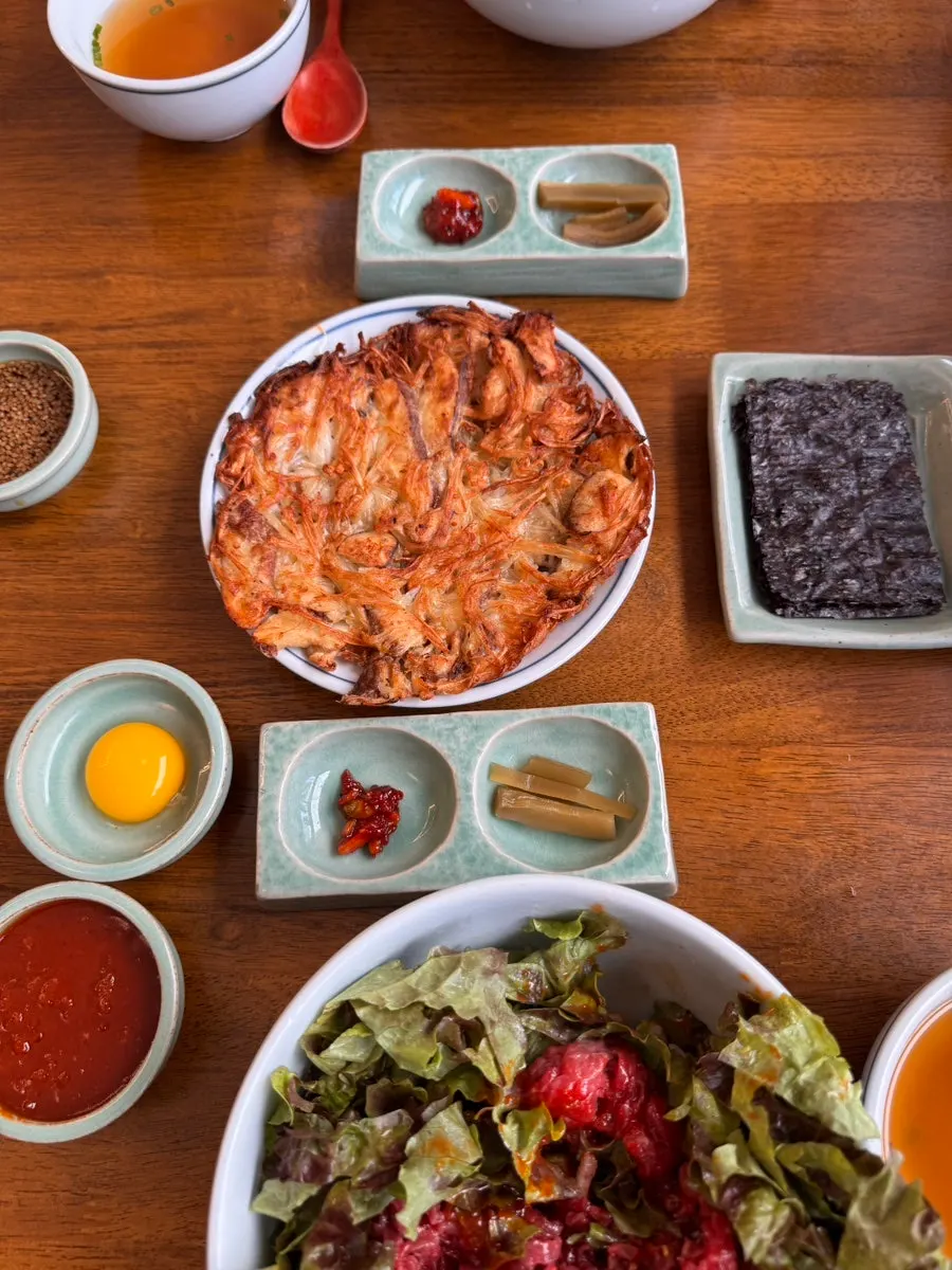 작은 접시에 담겨 나온 한판버섯