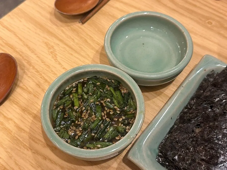 장국과 궁채장아찌, 비빔젓갈, 곱창김 밑반찬 상차림