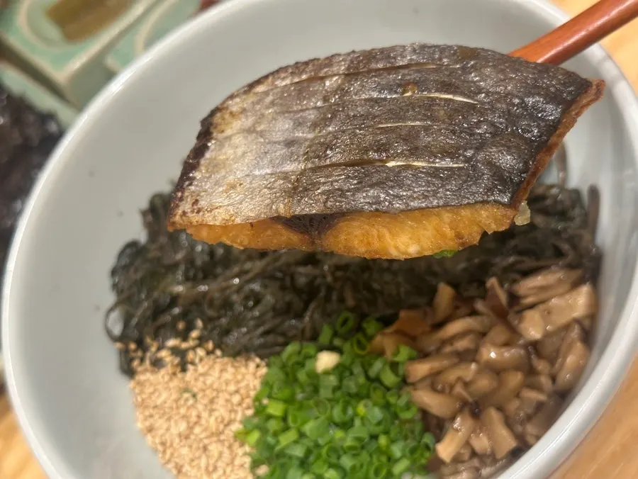 구운 삼치와 곤드레, 버섯조림을 올린 삼치곤드레밥