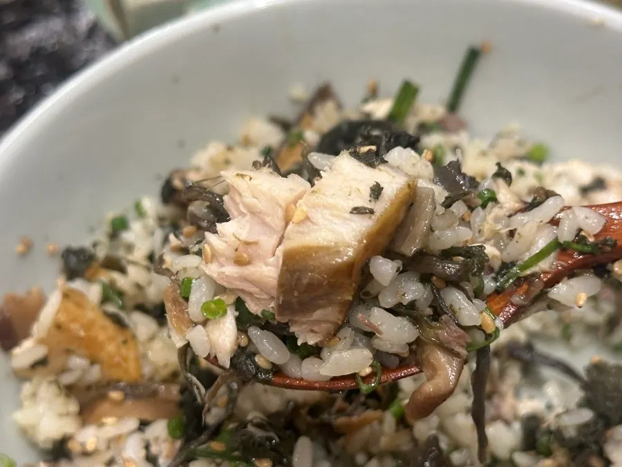 숟가락으로 삼치를 찢어 밥과 비비는 모습