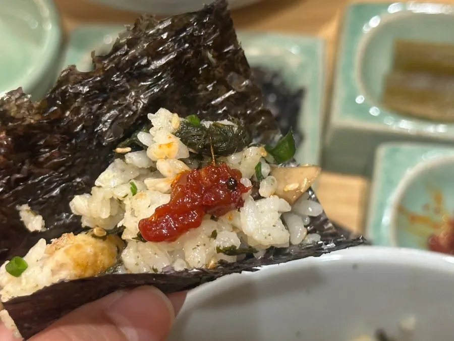 소스를 비빈 삼치곤드레밥 한 숟가락