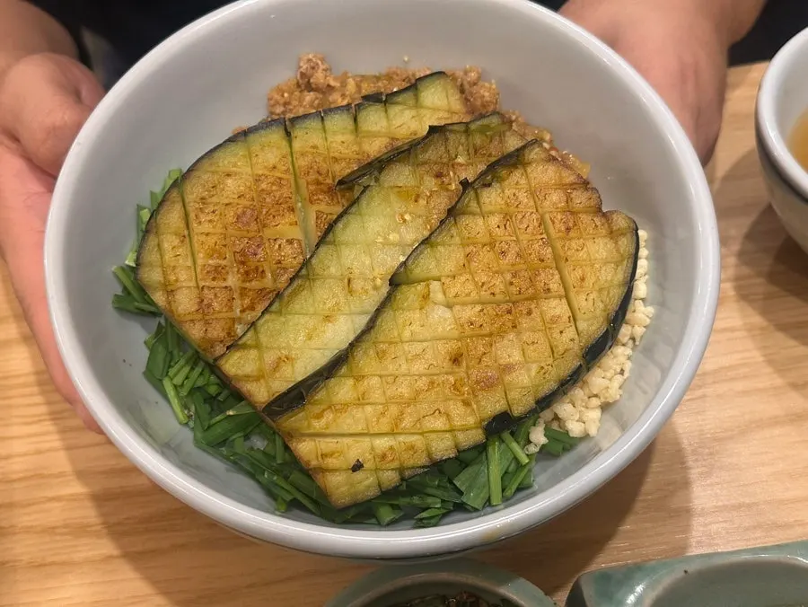 비빔젓갈 올린 삼치를 곱창김에 싸 먹는 모습