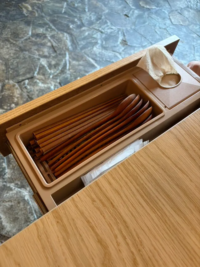 삼치곤드레밥과 육회비빔밥이 적힌 메뉴판