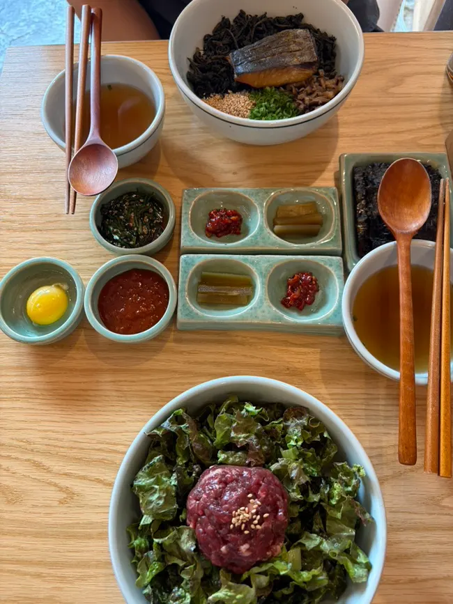 정갈하게 세팅된 향택 밑반찬 상차림