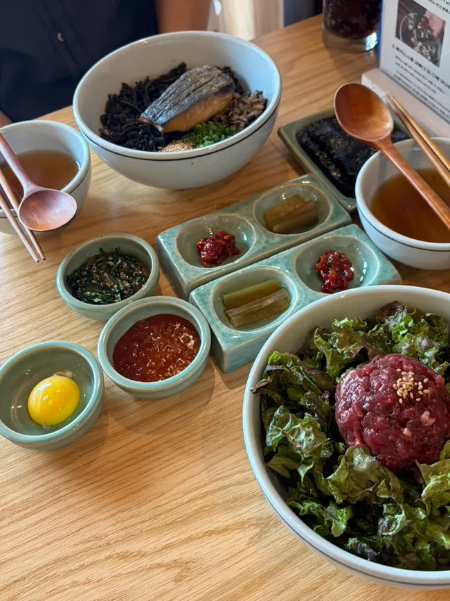 비벼서 완성한 향택 육회비빔밥