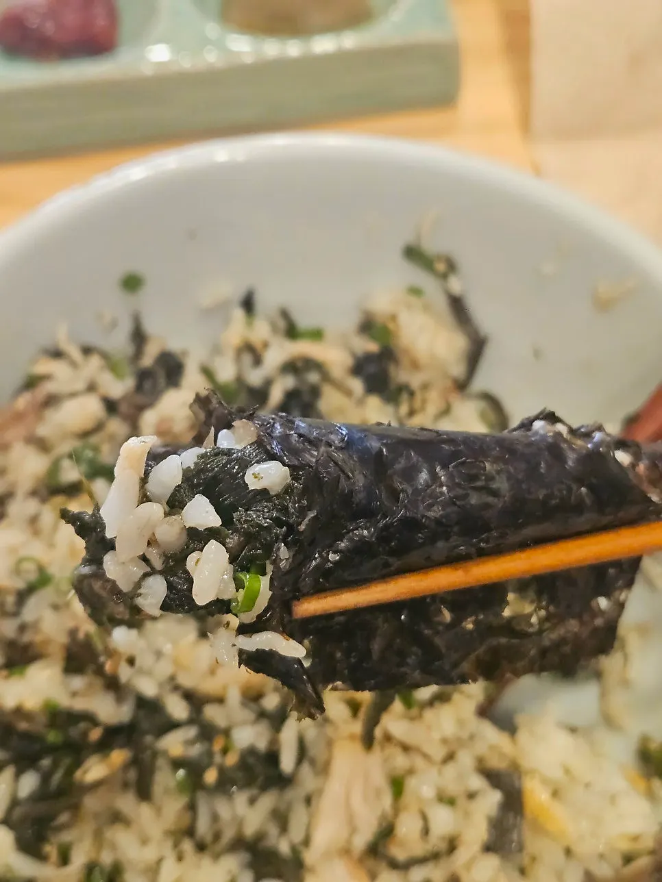 Wrapping rice and mackerel in gopchang kim