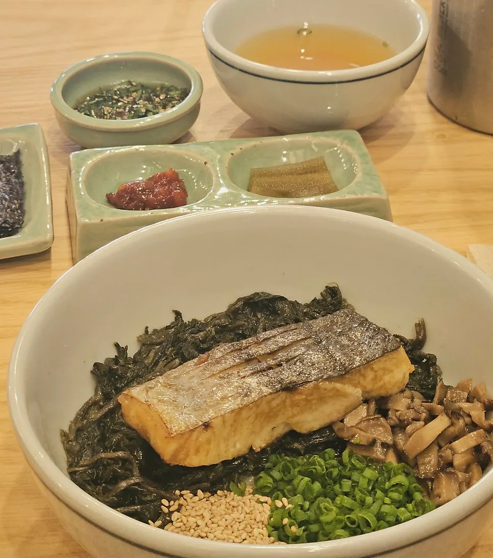 An empty bowl after finishing the mackerel gondre rice at Hyangtaek