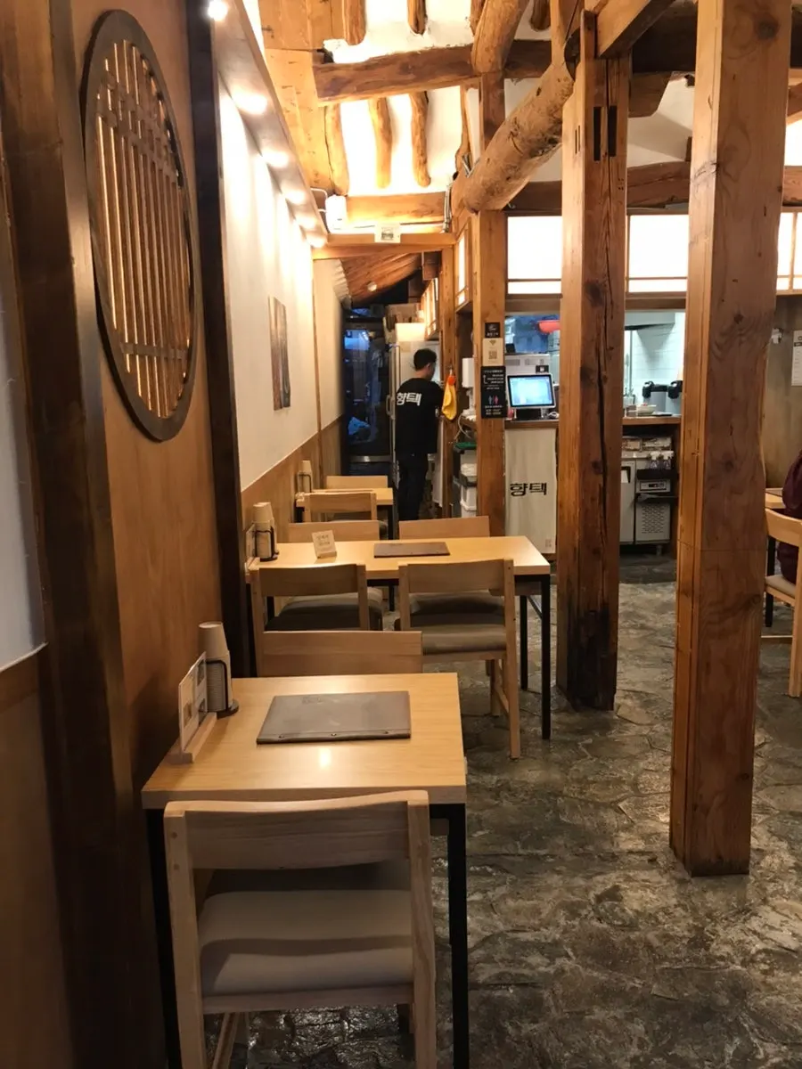Wood-toned interior of Hyangtaek Daegu Jongno Branch