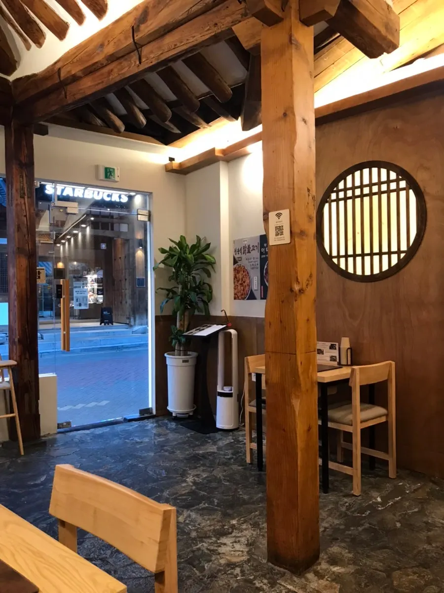 Seating with a wood high chair at Hyangtaek Daegu Jongno Branch