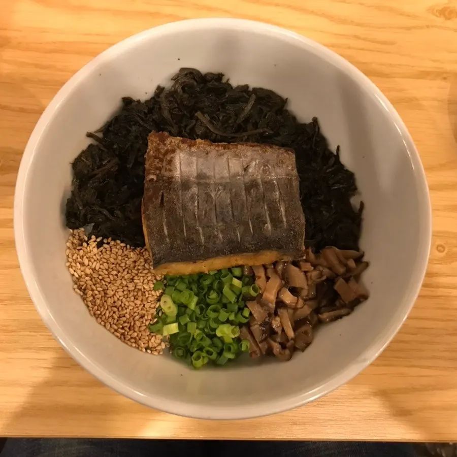Close-up of mackerel gondre rice topped with sesame seeds and mushrooms