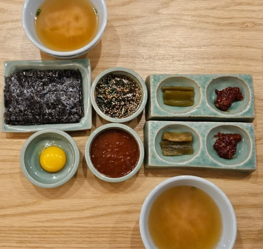 젓갈과 궁채, 된장국 기본찬 한 상