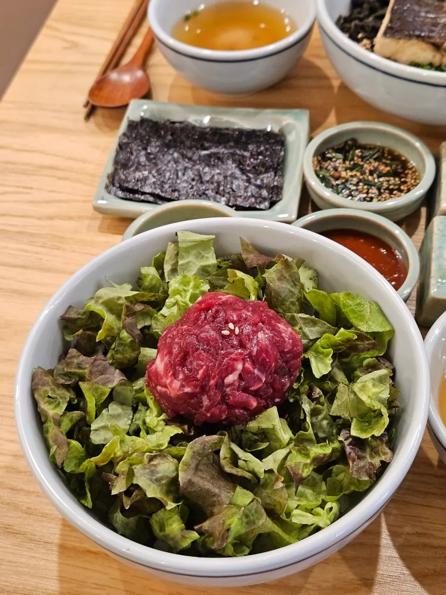 양념장과 함께 나온 육회비빔밥