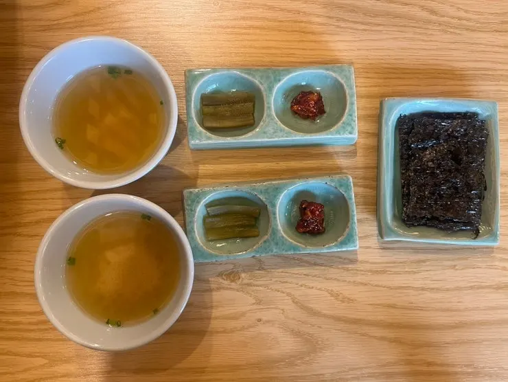 정갈하게 담겨 나온 향택 기본 찬
