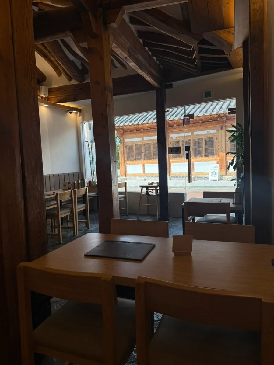 Front of Hyangtaek Daegu Jongno Branch on a weekday afternoon